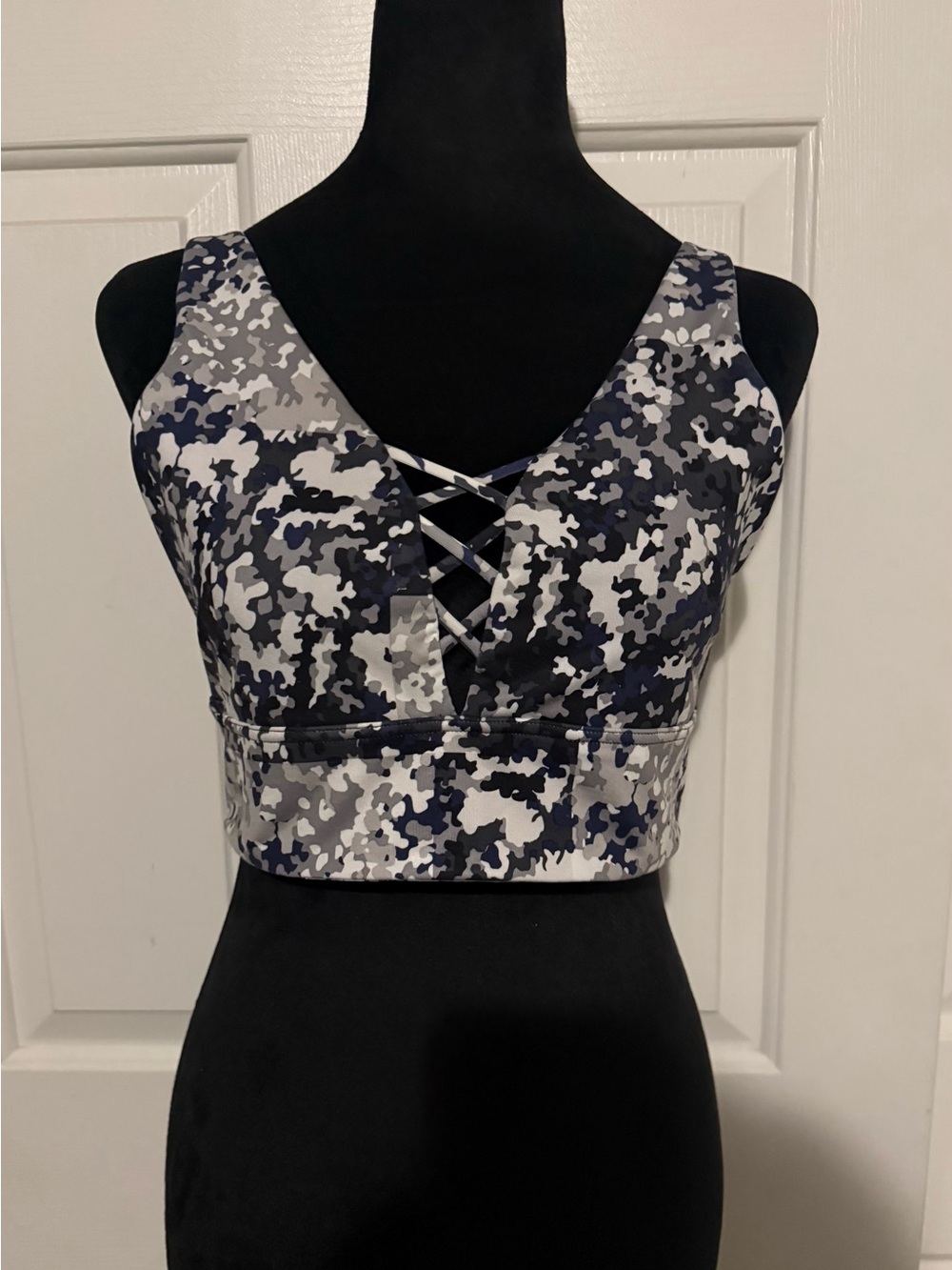 Gap Camo Print V-Neck Crisscross Sports Bra - Gray/Black/Blue